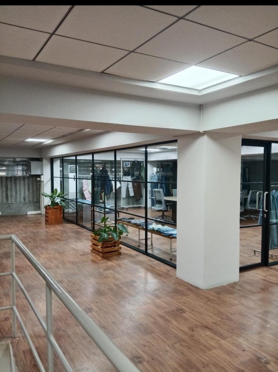 Aluminium-profile glass partition dividing a meeting room