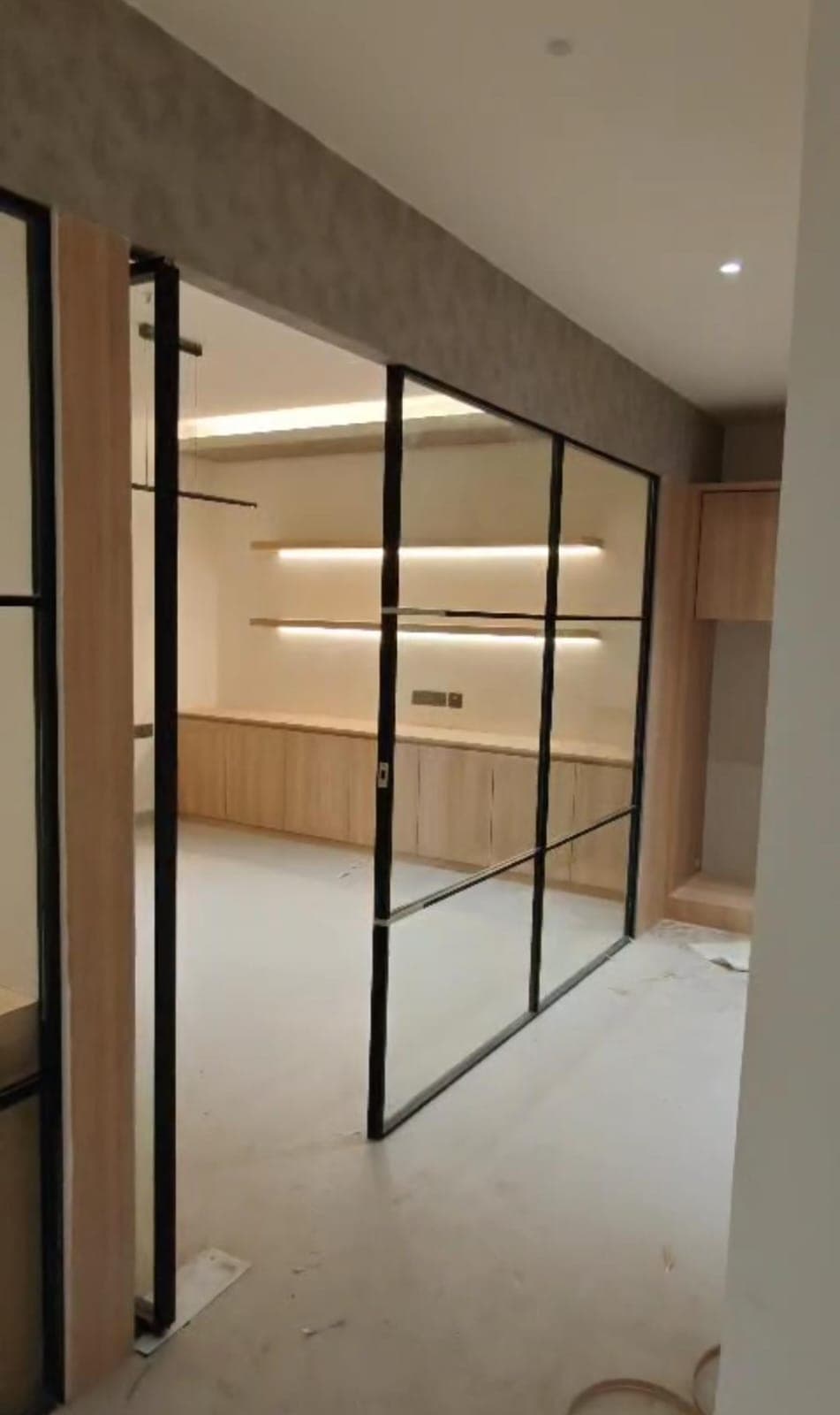 Aluminium-profile glass partition dividing a meeting room