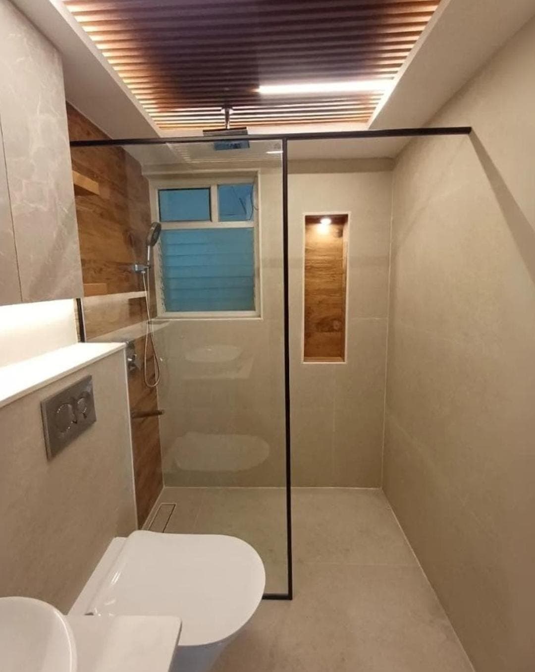 Slim-profile shower partition with a hinged glass door